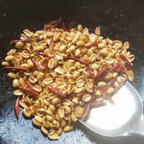 再加入炸好的花生，花椒粉，辣椒粉，盐翻炒几下出锅