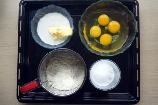 准备食材，鸡蛋4个（约重220克），黄油泡在牛奶中备用。