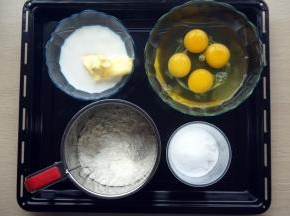 准备食材，鸡蛋4个（约重220克），黄油泡在牛奶中备用。