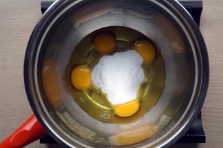 鸡蛋，细砂糖混合，坐温水浴打发。