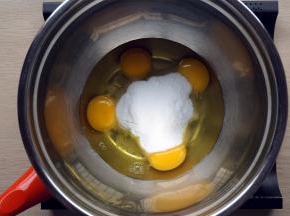 鸡蛋，细砂糖混合，坐温水浴打发。