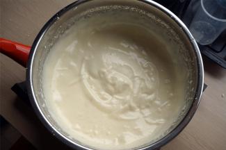 打发至蓬松的状态且鸡蛋糊能划出花纹，花纹不易消失即可。