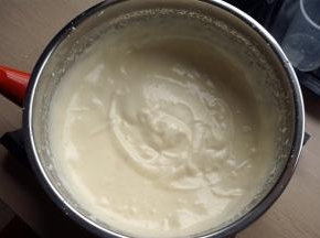 打发至蓬松的状态且鸡蛋糊能划出花纹，花纹不易消失即可。