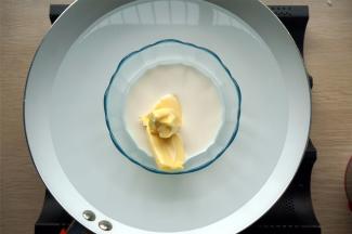 黄油牛奶隔热水融化。