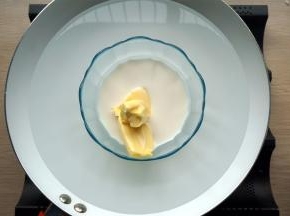 黄油牛奶隔热水融化。