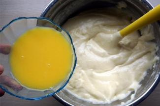 分三次加入鸡蛋糊中，翻拌均匀。