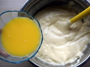 分三次加入鸡蛋糊中，翻拌均匀。