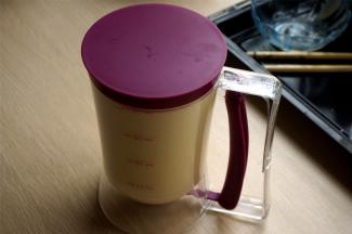 将蛋糕糊装入蛋糕糊分离杯或裱花袋中。