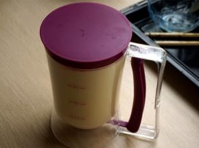 将蛋糕糊装入蛋糕糊分离杯或裱花袋中。