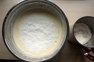 分两三次筛入低筋面粉，翻拌均匀。