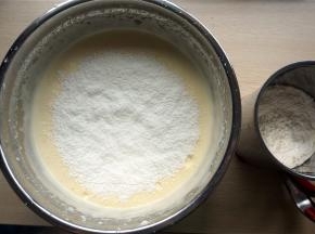 分两三次筛入低筋面粉，翻拌均匀。