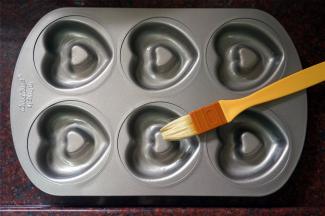 给模具抹上一层液态黄油或烤盘油（心形的比较难脱模，抹的油不要太单薄哦）。