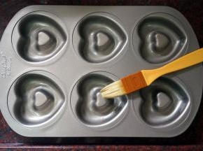 给模具抹上一层液态黄油或烤盘油（心形的比较难脱模，抹的油不要太单薄哦）。