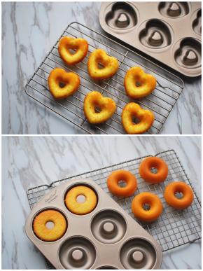 出炉后稍微冷却后脱模。脱模小技巧，中心位置先往外推一推，然后外边沿往里推离，圆形的旋转取出，心型的两边同时取出。