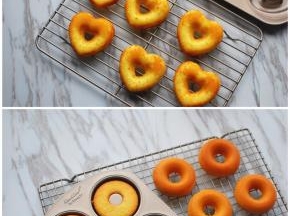 出炉后稍微冷却后脱模。脱模小技巧，中心位置先往外推一推，然后外边沿往里推离，圆形的旋转取出，心型的两边同时取出。