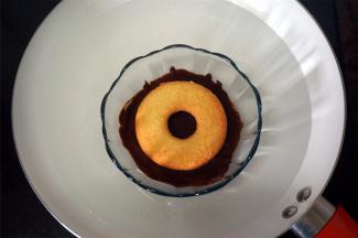 巧克力隔水融化后，把蛋糕底面放入沾上巧克力。