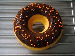 在巧克力凝固前放上彩糖装饰即可。