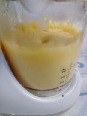 将土豆去皮切丁蒸熟，再放辅食机搅拌成泥