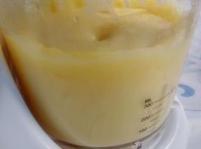 将土豆去皮切丁蒸熟，再放辅食机搅拌成泥