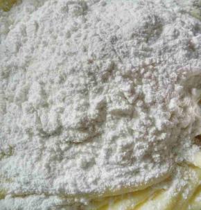 土豆泥放入适量盐与糯米粉搅拌均匀