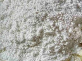 土豆泥放入适量盐与糯米粉搅拌均匀