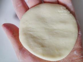 取一小团土豆泥搓成压平，可以稍微再手上沾点水，这样不会太粘手