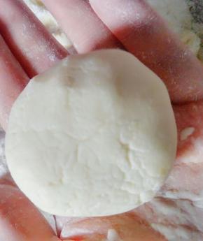 将其包好，搓成圆形