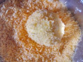 再放入面包糠中滚一圈