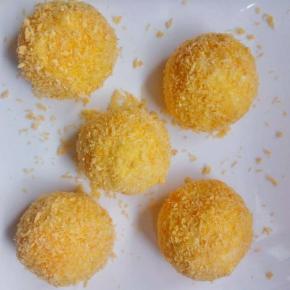 依次做好其余土豆球