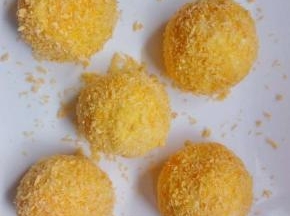 依次做好其余土豆球
