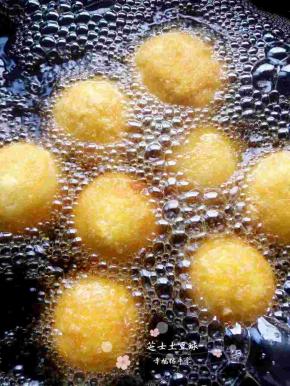 锅里倒入适量油，烧至七成热 ，小火放入土豆球，等球浮起翻动几次，将其炸至金黄色捞出