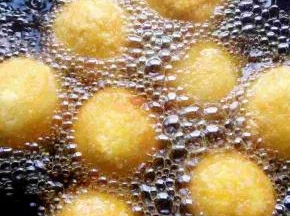 锅里倒入适量油，烧至七成热 ，小火放入土豆球，等球浮起翻动几次，将其炸至金黄色捞出