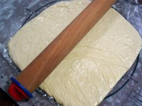 将面团装入大号保鲜袋里，擀薄，放入冰箱冷冻30分钟。