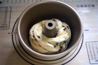 将编织好的面团放入模具，盖上保鲜膜，放入烤箱，使用发酵档进行发酵，时间70分钟。