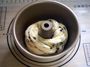 将编织好的面团放入模具，盖上保鲜膜，放入烤箱，使用发酵档进行发酵，时间70分钟。