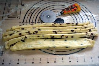 用轮刀分成5份，编织五股辫。如果不会编织五股辫，可以分成3份，编织简单一点的三股辫子。