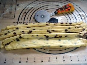 用轮刀分成5份，编织五股辫。如果不会编织五股辫，可以分成3份，编织简单一点的三股辫子。