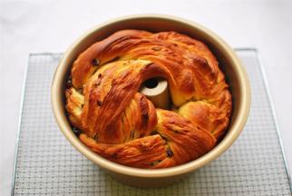 烤箱180度预热10分钟，然后将其放入倒数第二层，烘烤35分钟。后期面包表面需盖上锡纸，防止面包过度上色。