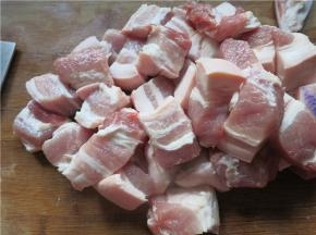 先将五花肉洗净切成2.5cm的方块
