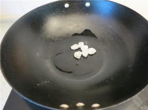 炒锅烧热放油，将冰糖放入