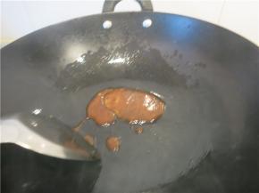 小火炒至糖融化，变黄起泡时