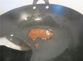 小火炒至糖融化，变黄起泡时