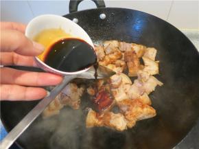 加入调好的老抽和鲜味酱油