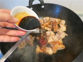 加入调好的老抽和鲜味酱油