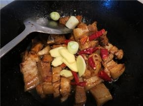 放上葱姜干红辣椒调料