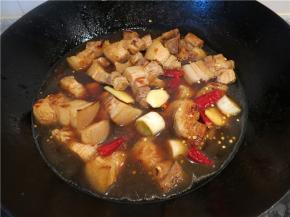 加入足量的水盖上盖，开锅后改小火慢炖