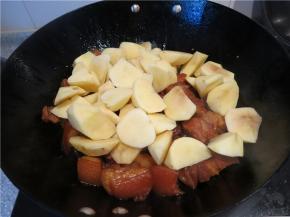 肉8成熟放入切好的土豆块