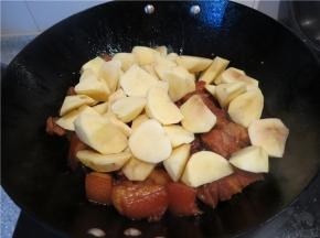 肉8成熟放入切好的土豆块