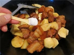 翻拌均匀就如适量的盐，为避免干锅水量不够要添加热水