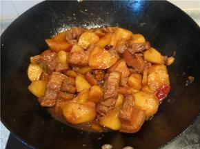 用铲子扎一下土豆块，轻松断开就说明这道菜已近尾声了